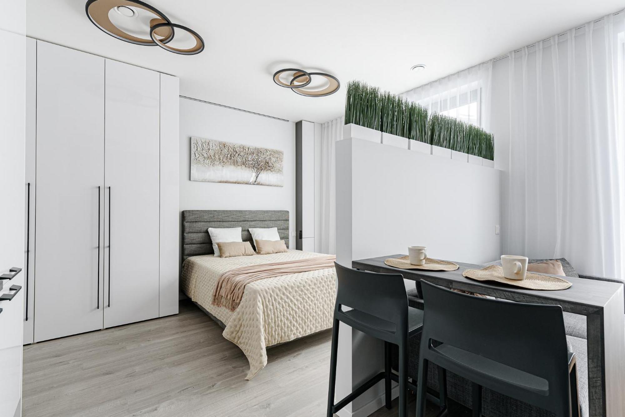 Cohost I Amazing Apt, W-balcony, A-c And Garage Parking, Center