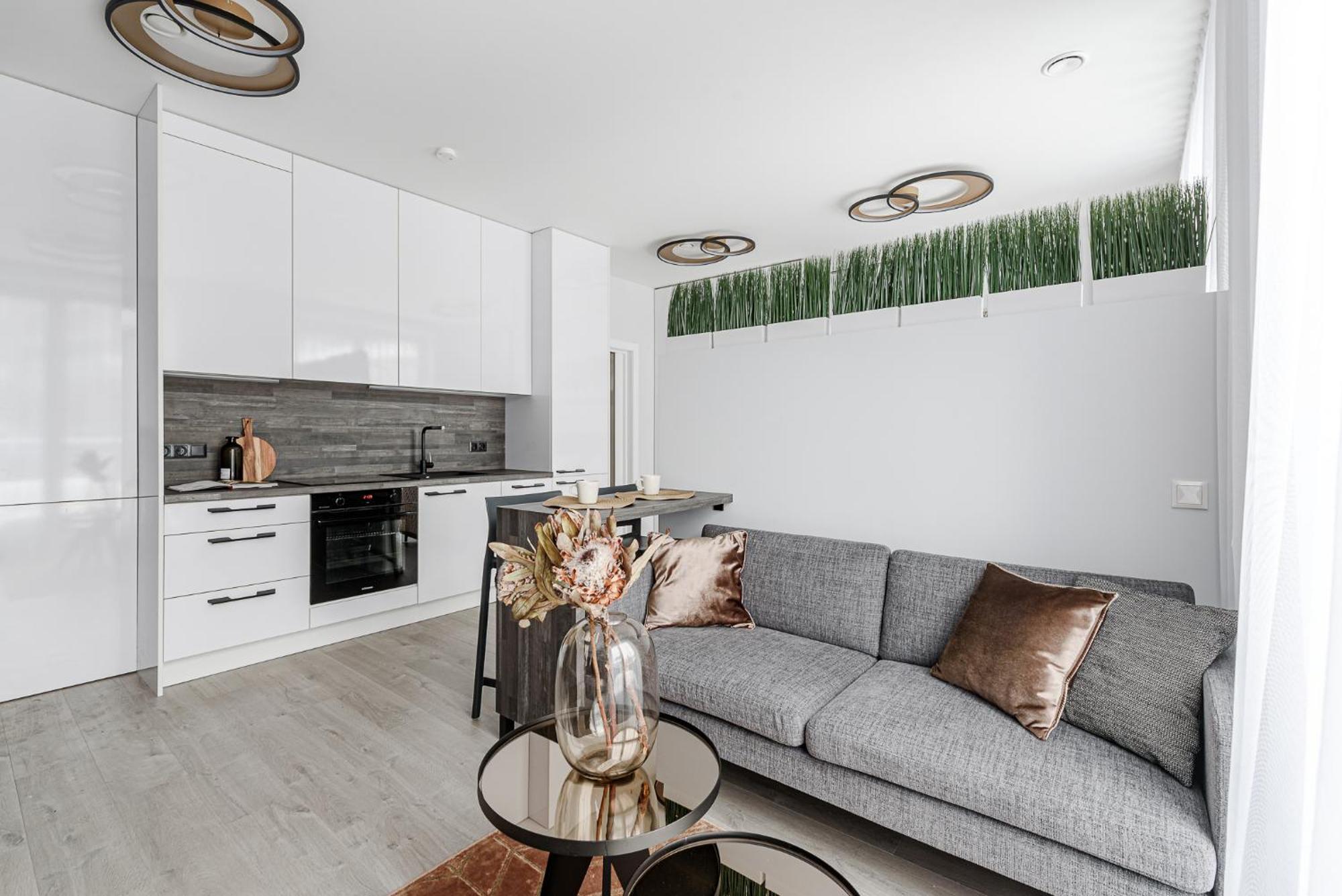 Cohost I Amazing Apt, W-balcony, A-c And Garage Parking, Center *