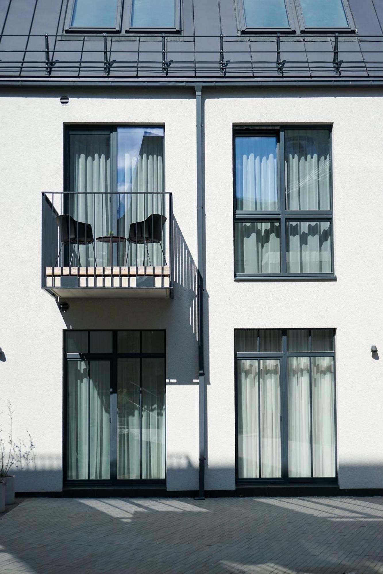 Cohost I Amazing Apt, W-balcony, A-c And Garage Parking, Center